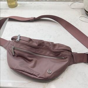 lululemon large Belt Bag in Mauve/mushroom